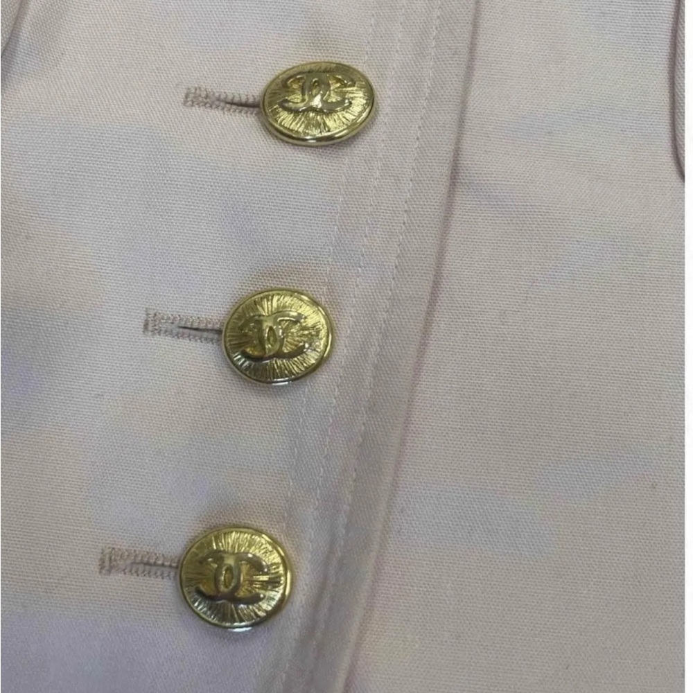 Chanel CC buttons in gold. - Picture 6 of 7